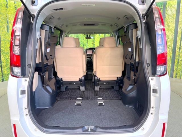 TOYOTA NOAH HYBRID 2015