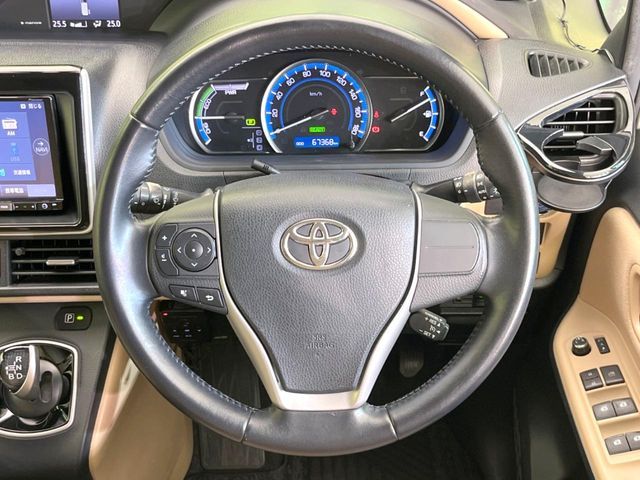 TOYOTA NOAH HYBRID 2015