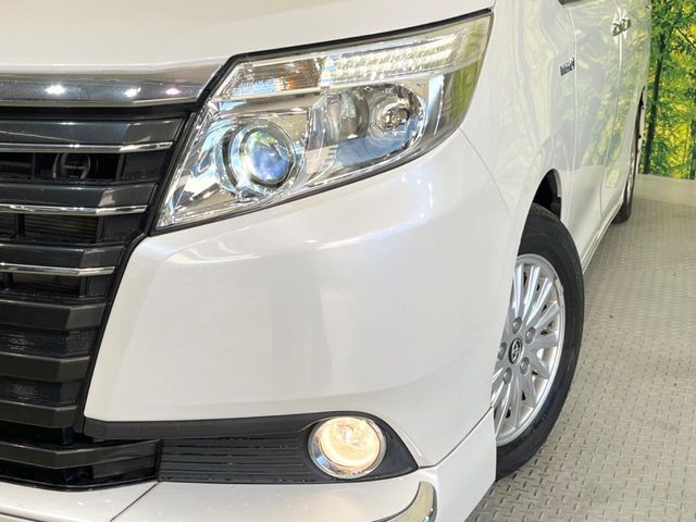 TOYOTA NOAH HYBRID 2015