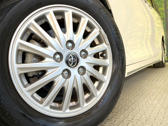 TOYOTA NOAH HYBRID 2015