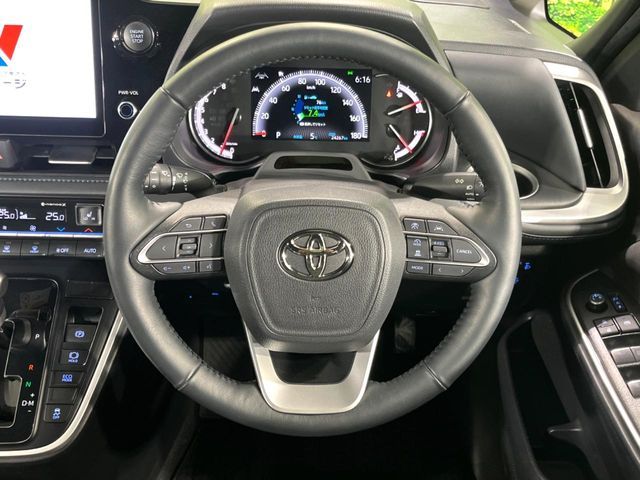 TOYOTA VOXY 4WD 2024