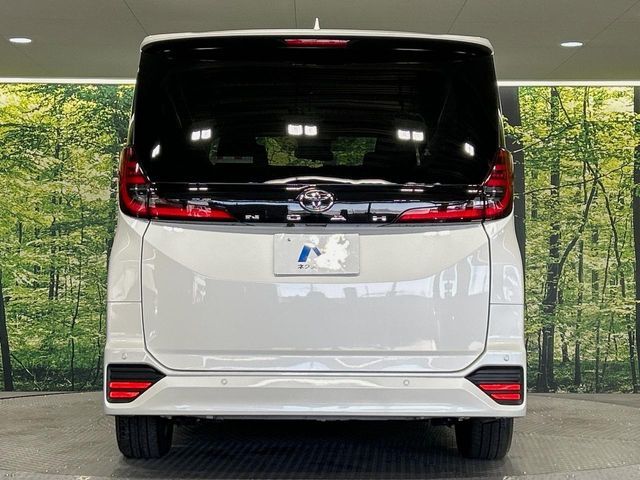 TOYOTA NOAH 2022