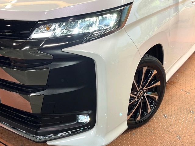 TOYOTA NOAH HYBRID 2025