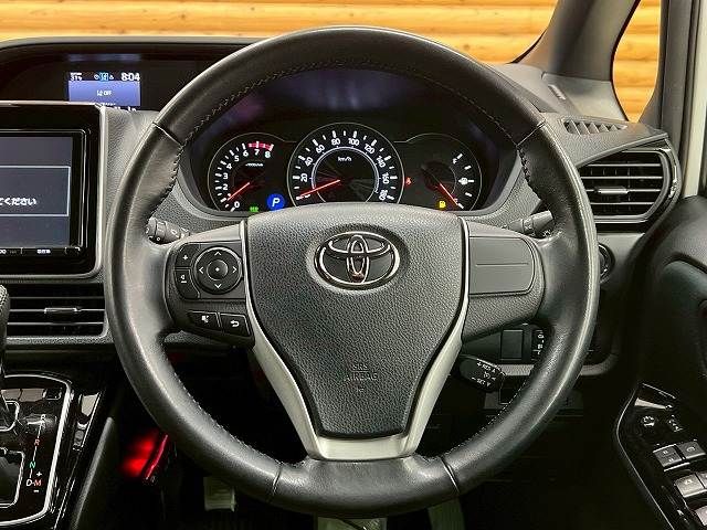 TOYOTA VOXY 2018
