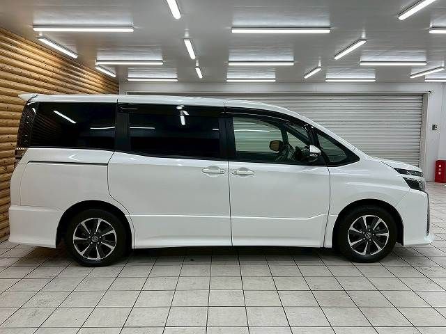 TOYOTA VOXY 2018