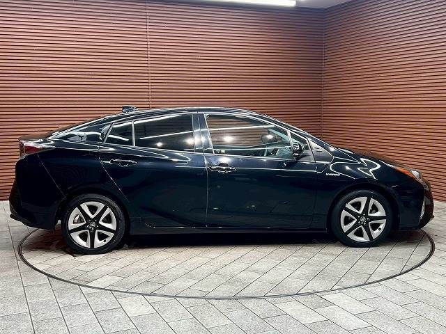TOYOTA PRIUS 2017