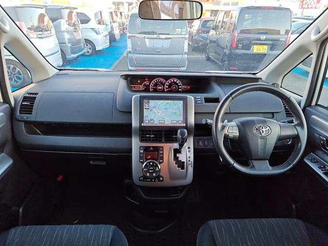 TOYOTA VOXY 2012