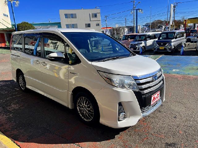 TOYOTA NOAH HYBRID 2017