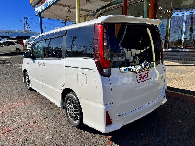 TOYOTA NOAH HYBRID 2017