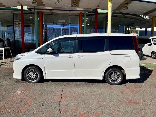 TOYOTA NOAH HYBRID 2017