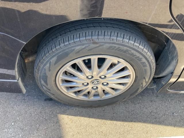 TOYOTA ESQUIRE HYBRID 2016