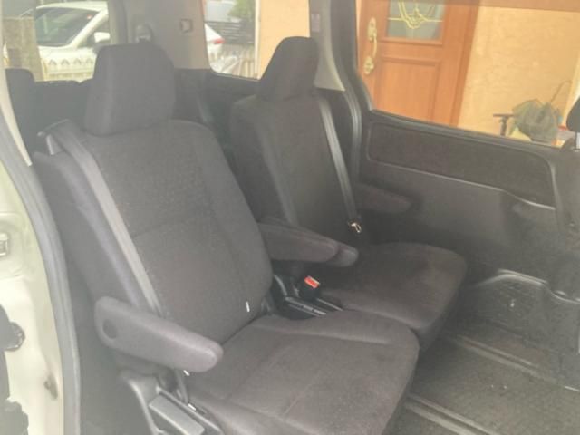 TOYOTA NOAH HYBRID 2014