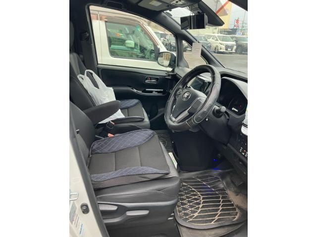 TOYOTA VOXY 4WD 2019