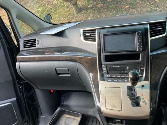 TOYOTA VELLFIRE 2011