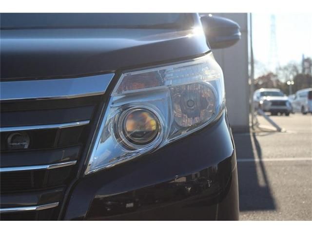 TOYOTA NOAH HYBRID 2014