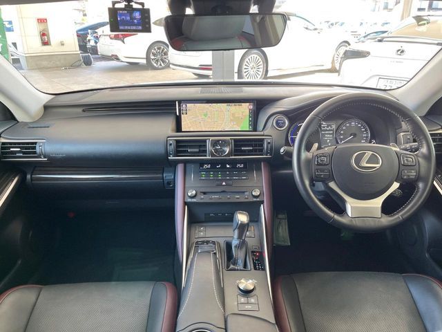 TOYOTA LEXUS IS300h 2019
