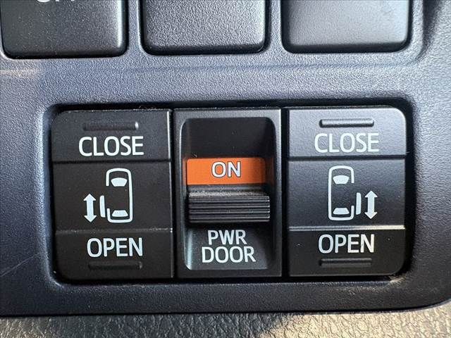 TOYOTA NOAH HYBRID 2015