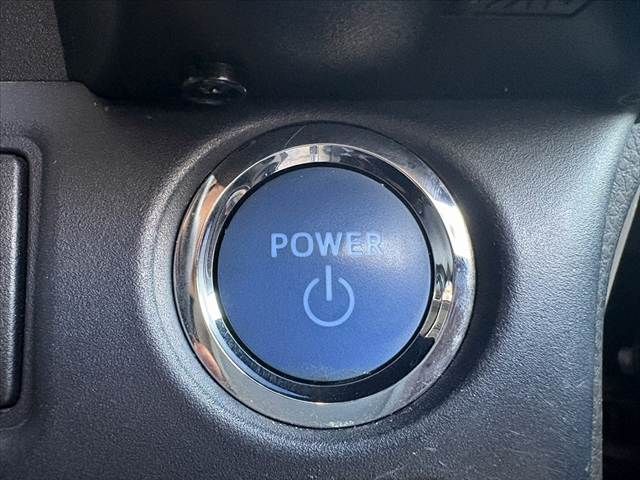 TOYOTA NOAH HYBRID 2015