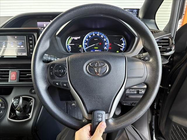 TOYOTA NOAH HYBRID 2015