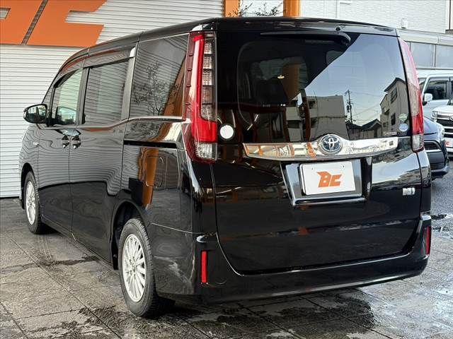 TOYOTA NOAH HYBRID 2015