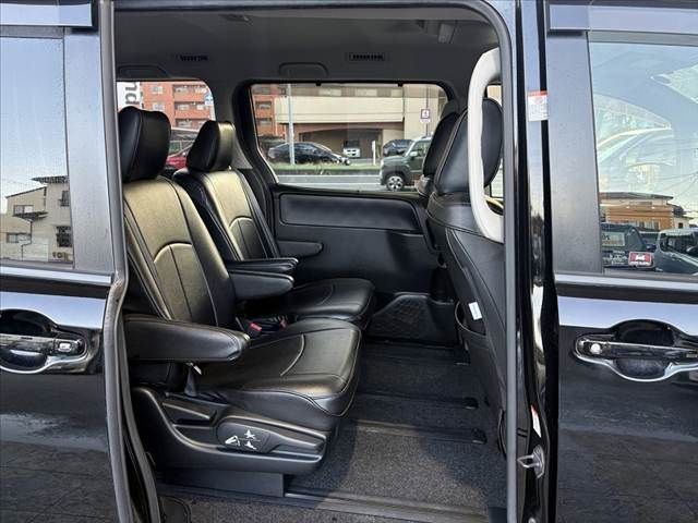 TOYOTA NOAH HYBRID 2015