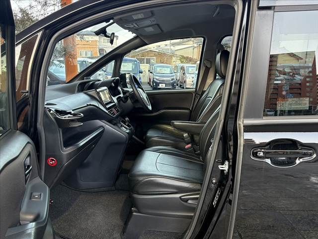 TOYOTA NOAH HYBRID 2015