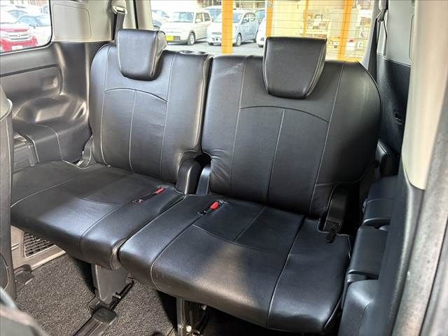 TOYOTA NOAH HYBRID 2015