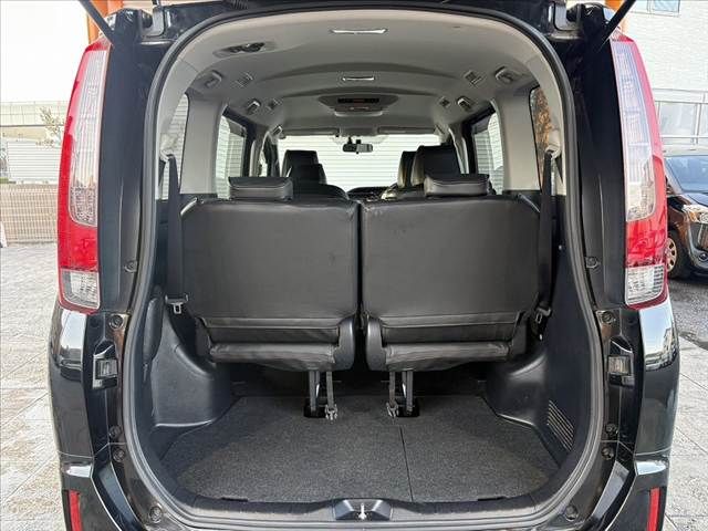 TOYOTA NOAH HYBRID 2015