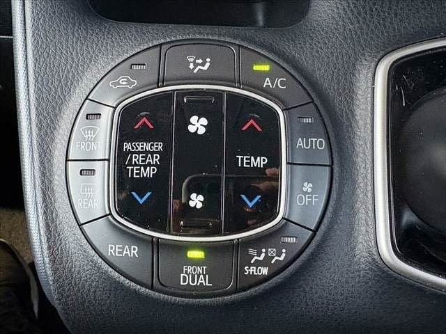 TOYOTA NOAH HYBRID 2015