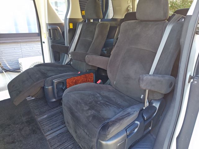 TOYOTA VELLFIRE 2011