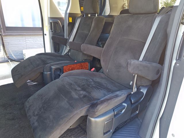 TOYOTA VELLFIRE 2011