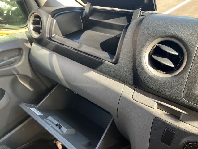 NISSAN NV350 CARAVAN 2019