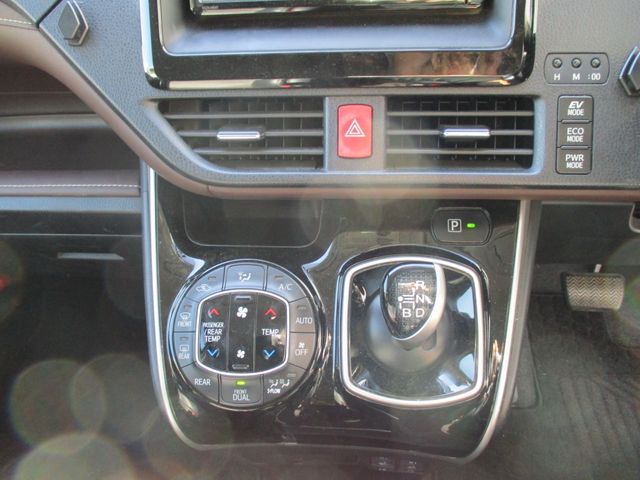 TOYOTA ESQUIRE HYBRID 2015