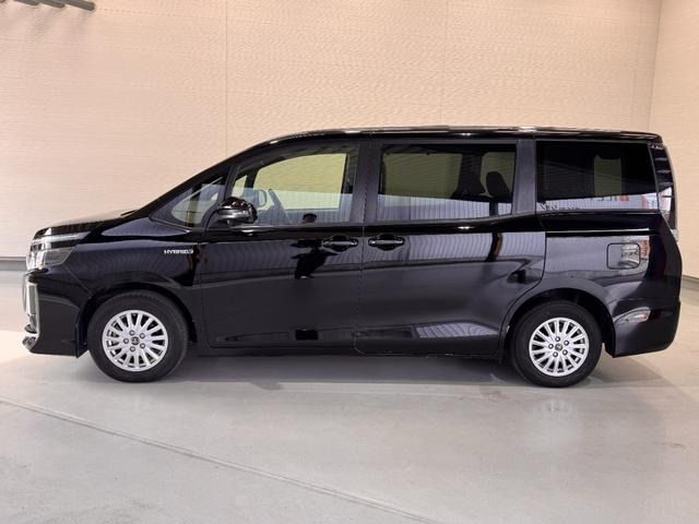 TOYOTA VOXY HYBRID 2016