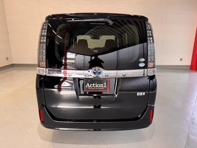 TOYOTA VOXY HYBRID 2016