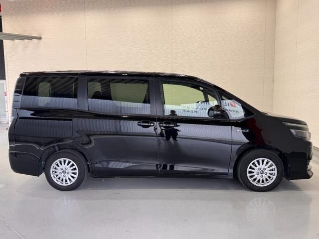 TOYOTA VOXY HYBRID 2016