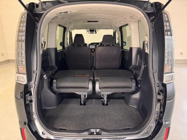 TOYOTA VOXY HYBRID 2016