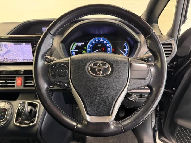 TOYOTA VOXY HYBRID 2016