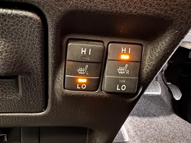 TOYOTA VOXY HYBRID 2016