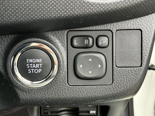 TOYOTA VITZ  4WD 2015