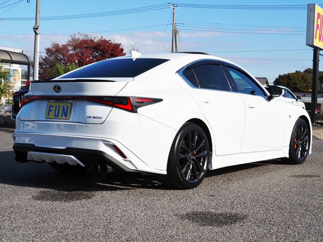 TOYOTA LEXUS IS300h 2023