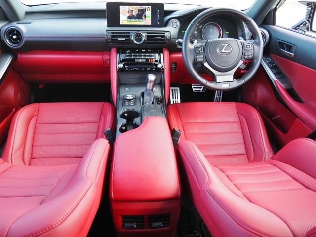 TOYOTA LEXUS IS300h 2023