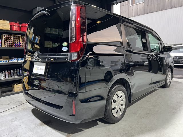 TOYOTA NOAH 2014
