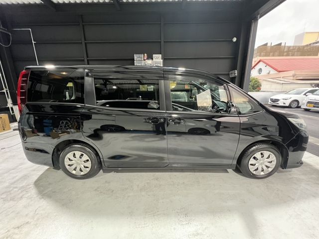 TOYOTA NOAH 2014