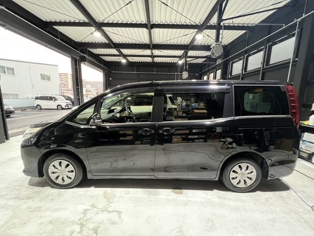TOYOTA NOAH 2014