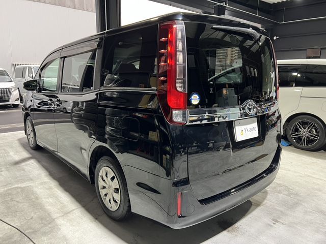 TOYOTA NOAH 2014