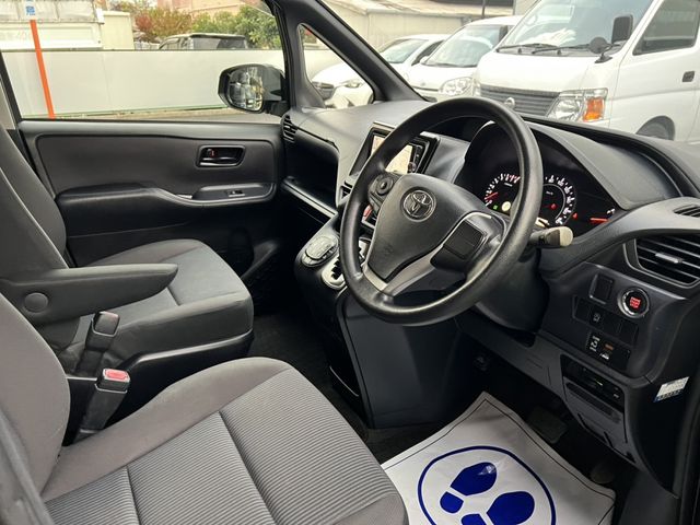 TOYOTA NOAH 2014