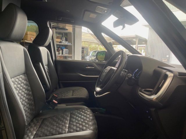 TOYOTA VOXY HYBRID 2024