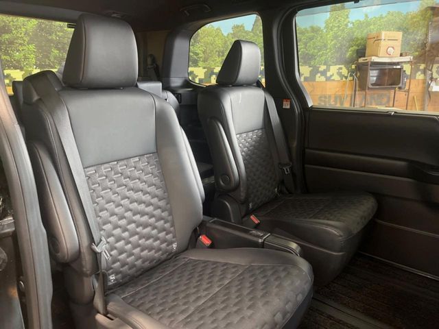 TOYOTA VOXY HYBRID 2024