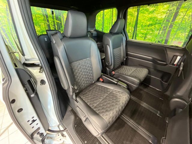 TOYOTA VOXY 4WD 2024